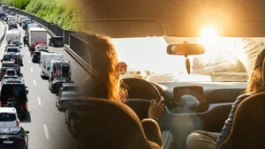 Automobilist rijdt in felle zomerhitte richting druk vakantieverkeer
