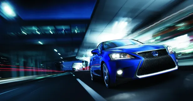 Blauwe Lexus CT 200h hybride occasion rijdend op de weg, alternatief voor Volkswagen Golf.