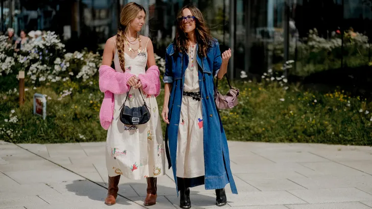 Twee vrouwen in granny dresses