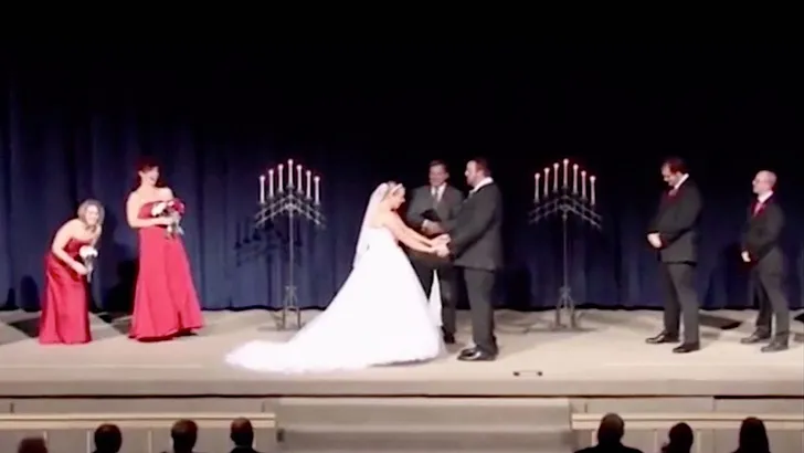 Bruidegom en maten halen gewaagde grap uit met bruid (+Video) 