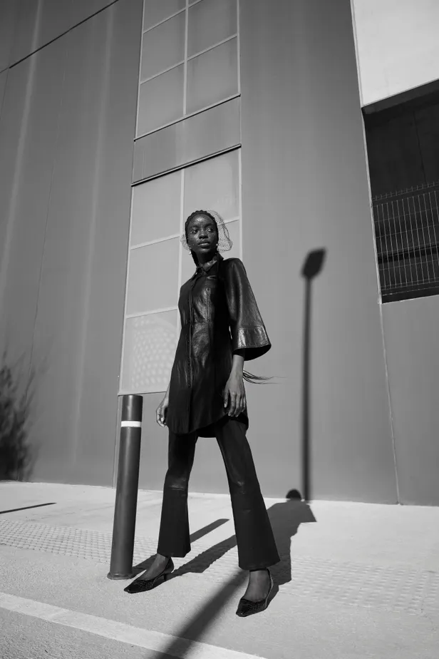 Jurk: Ganni | Broek: Saint Laurent | Hoed: Armani | Schoenen: Prada | Oorbellen: Versace