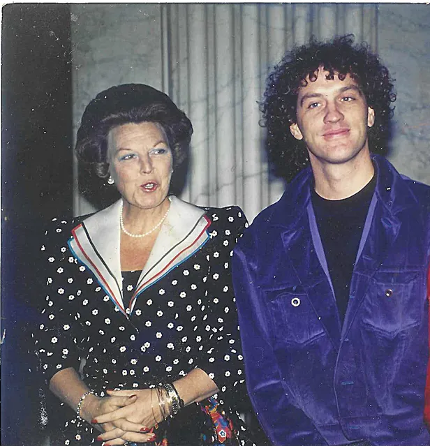 Prinses Beatrix en Fred Ros uit B&B Vol Liefde bij de uitreiking van de Koninklijke Prijs voor Vrije Schilderkunst in Amsterdam, 1990.