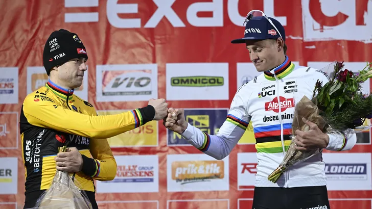 wout van aert en mathieu van der poel op het podium