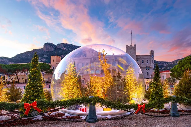 Van het Place du Casino tot het historische paleis op de rots: héél Monaco gaat gehuld in kerstsferen. (