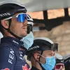 Video | Renner Alpecin-Fenix is letterlijk bij de pinken en omzeilt daarmee UCI-regels