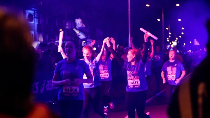 Happy in Shape loopt de Damloop by night 