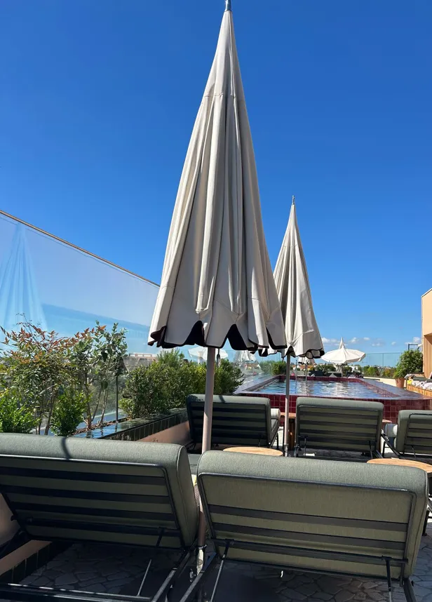 Genieten in het zonnetje aan het zwembad van Soho House in Rome