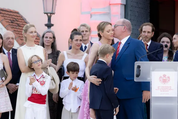 Albert troostte z'n grote liefde met een dikke kus.