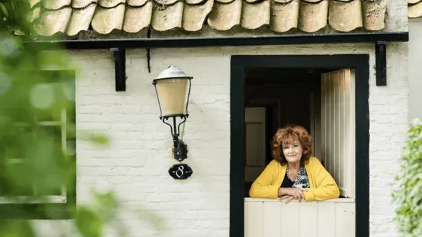 Imca Marina bij haar huis in Nes