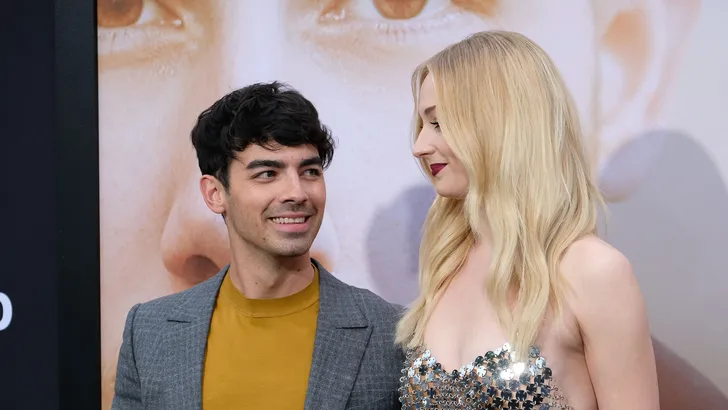Sophie Turner en Joe Jonas maken boottochtje in Amsterdam