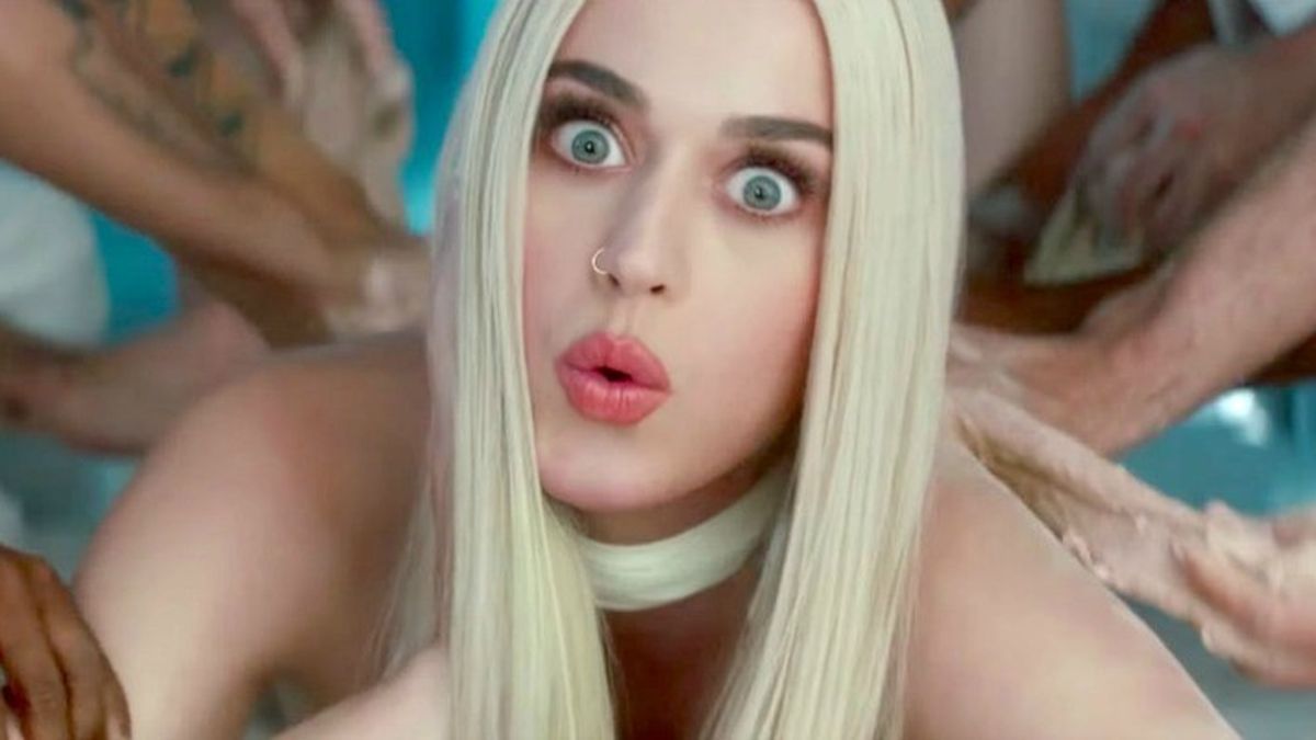 Katy Perry speelt een sexy kip in haar nieuwe videoclip | Playboy