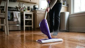 Vrouw maakt haar huis en vloer schoon met Swiffer WetJet van Action.