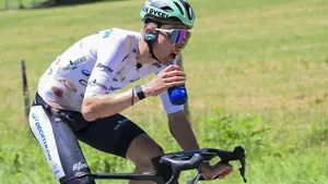 Paul Seixas na zijn horrorcrash in de Tour Auvergne-Rhône-Alpes.