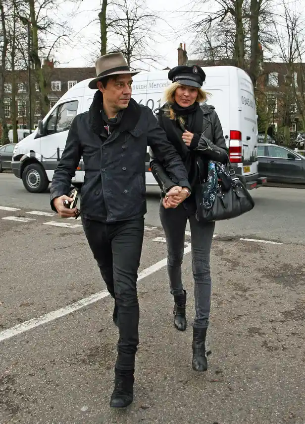 Kate Moss en Jamie Hince in grijze jeans, 2011.