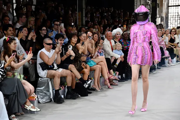 Model draagt een knalroze gespenjurk van modeontwerper Marina Hoermanseder tijdens Berlijn fashion week. 