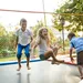 Kinderen op trampoline