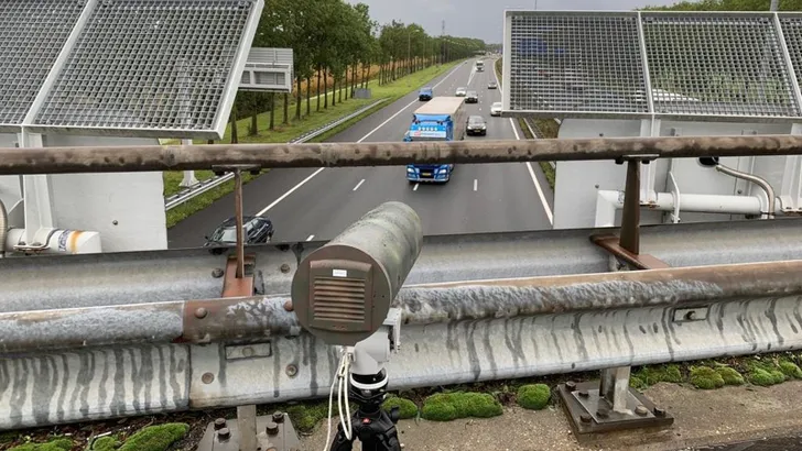 Opletten: Appen in de auto wordt een dure grap door slimme verkeerscamera