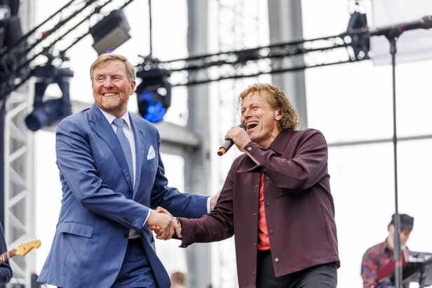 Koning Willem-Alexander en Syb van der Ploeg tijdens Koningsdag 2026 in Dokkum.
