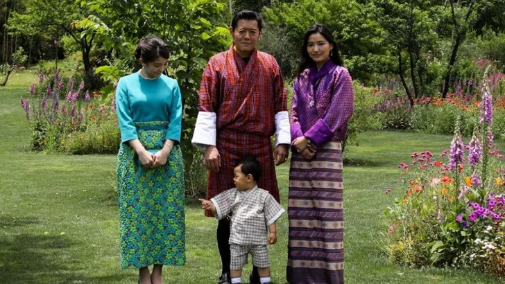 Drakenprinsje Bhutan loopt voor prinses Mako! 