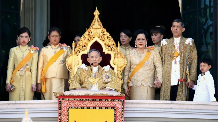 Oei... De minnares van de Thaise Koning is haar rang en titels kwijt