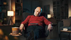 Man valt in slaap achter de tv