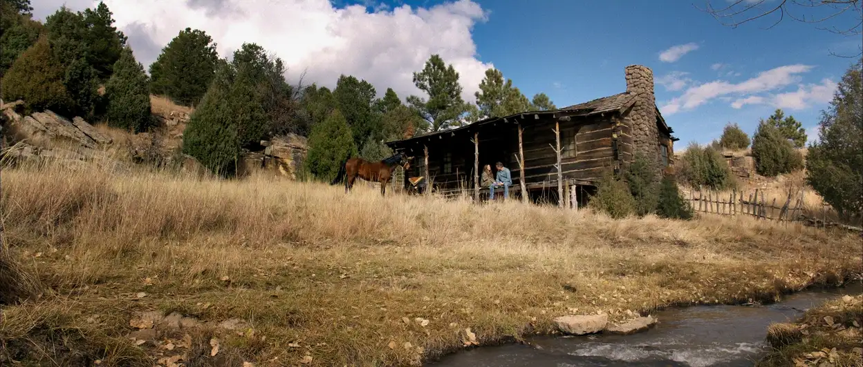 Minka Kelly als Quinn en Josh Duhamel als Staten in seizoen twee van Ransom Canyon (aflevering 8)