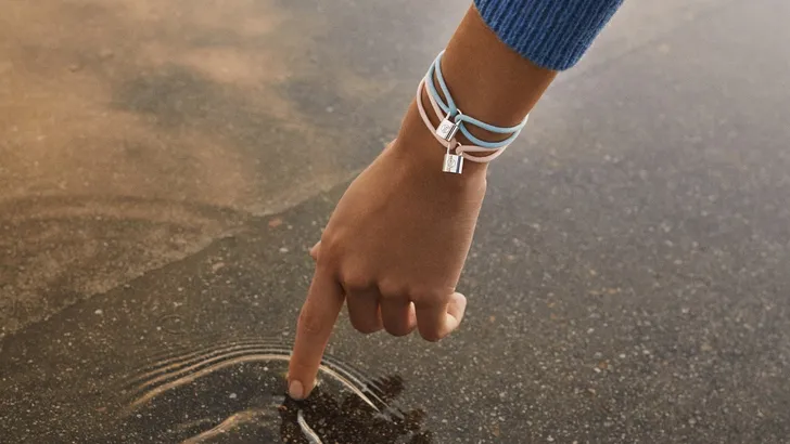 Louis Vuitton's Lockit armband voor het goede doel
