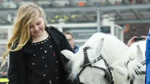 Leuk: prinses Amalia maakt springdebuut