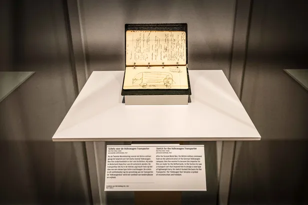 Opengeslagen notitieboekje met potloodschets van de Volkswagen-bus in een museumvitrine van het Rijksmuseum.