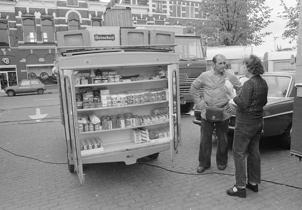 Melkboer Piet Mulder in de Schildersbuurt in Groningen, 1979