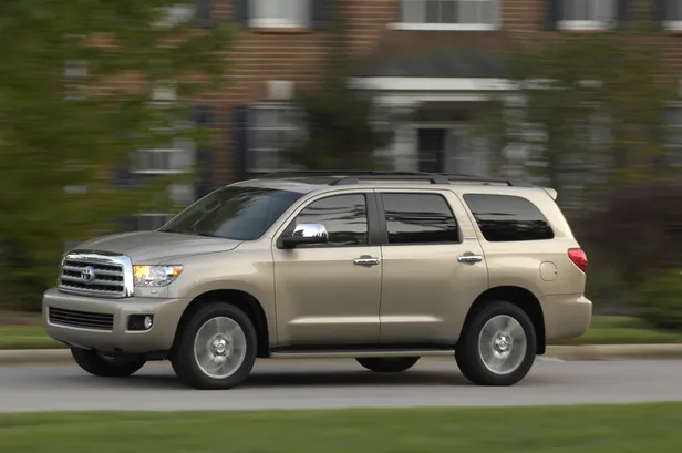 Beige Toyota Sequoia van de tweede generatie rijdt door een woonwijk.