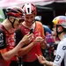 renners van ineos grenadiers en tom pidcock lachen met elkaar