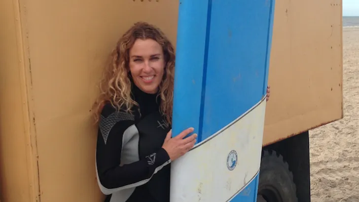 Nouveau-hoofdredacteur Claudia is dol op surfen (maar dit ziet ze liever niet!)