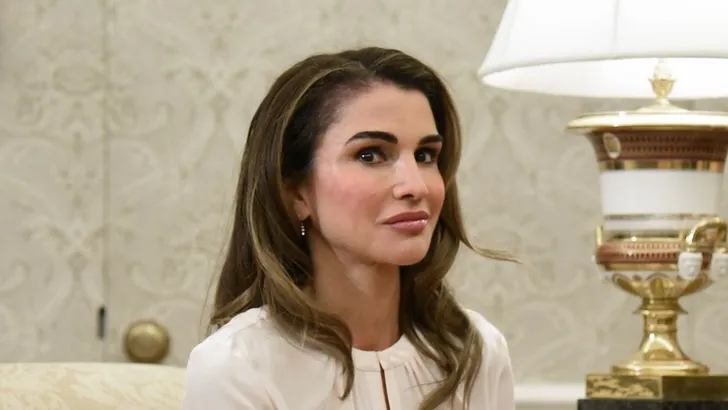 Koningin Rania loopt er weer lekker strak bij