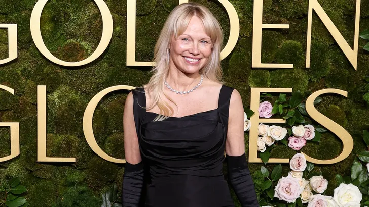 Favoriete salade Pamela Anderson – Foto van Pamela Anderson in een zwarte jurk bij de Golden Globes, januari 2025.