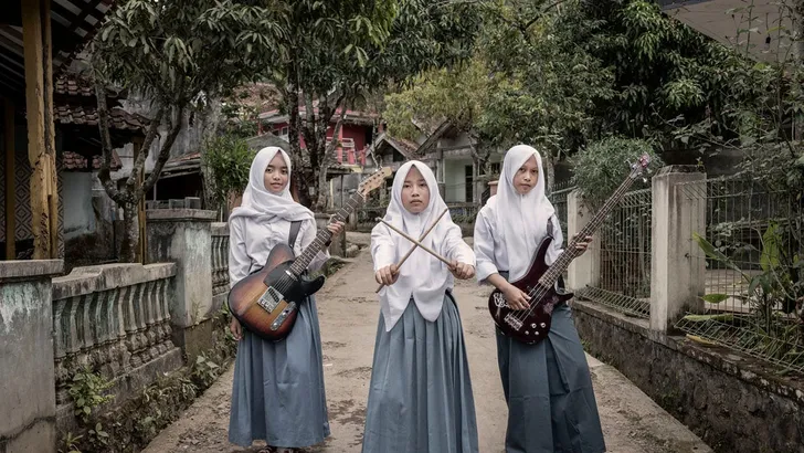 Deze 3 jonge moslima's veroveren muziekscene met metalband