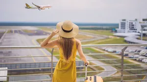 De vliegtickets zijn momenteel bizar duur, maar wij zijn niet gierig, we zijn slim! Luchtvaartexpert Karsten Benz deelt dé trucs om betaalbaar te vliegen.