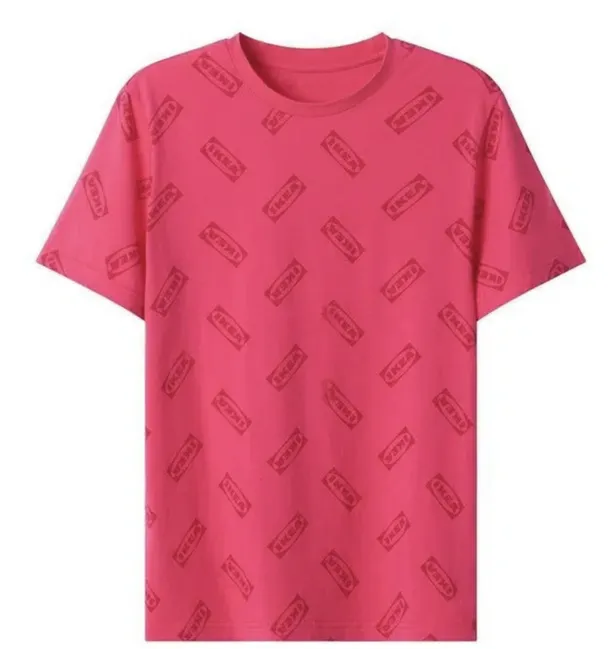 Ikea-shirt en bucket hat in neutrale kleuren, perfect voor een streetstyle look.