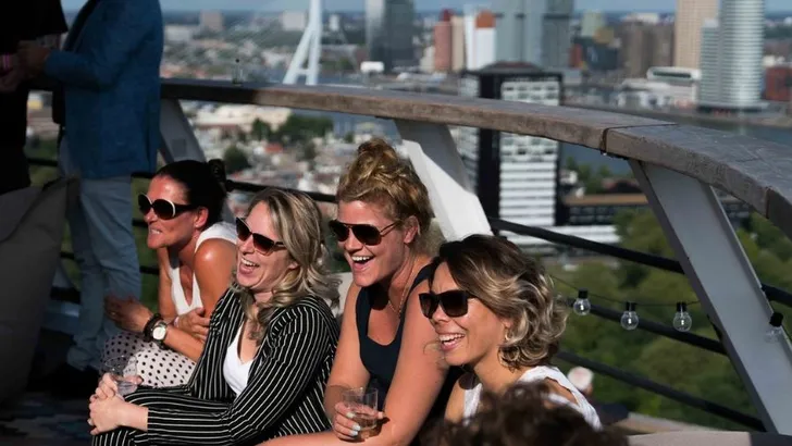 Rooftopbar Euromast: genieten op grote hoogte 