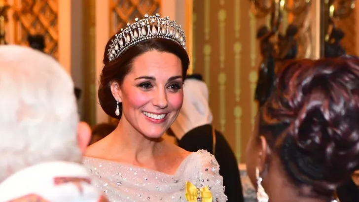Hertogin Kate schittert bij Corps Diplomatique