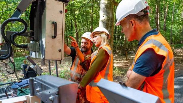 Wegwerkers leggen de werking van de machines uit aan koningin Máxima (Beeld: NL Beeld)