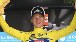 remco evenepoel in het geel van de dauphiné