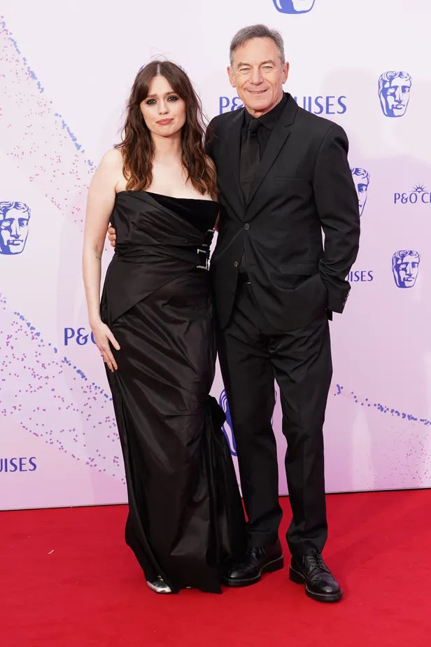 Aimee Lou Wood met The White Lotus-collega Jason Isaacs bij de BAFTA's 2026