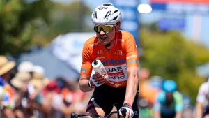 jay vine in de leiderstrui van de tour down under
