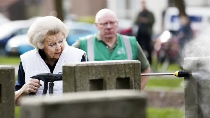 Nieuwe foto van prinses Beatrix zorgt voor grappen