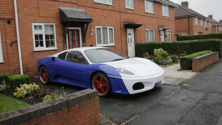 Ierse YouTubers kopen goedkoopste Ferrari F430 ter wereld en vinden een Volkswagen-motor onder de kap