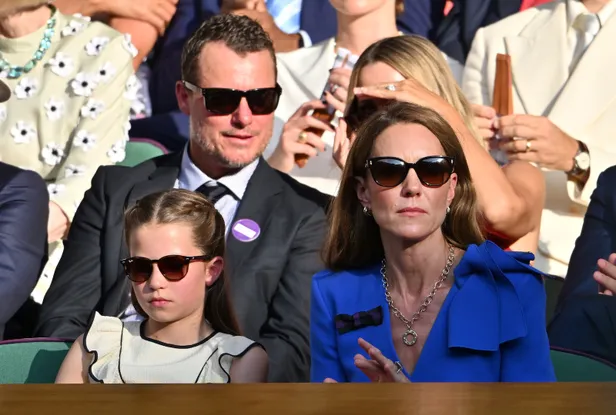 Foto van prinses Charlotte en prinses Kate met zonnebrillen op de tribune bij Wimbledon, juli 2025.