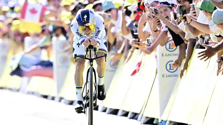 Remco Evenepoel finisht in de tijdrit.
