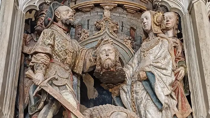 luguber beeld in de tour uit de kathedraal van amiens