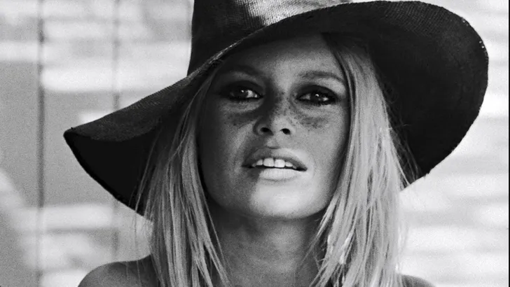 St. Tropez chic: 10 mode-items voor de ultieme strandstijl